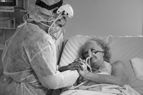 [:pt]Maria de Fátima Vidal (18.02.1950), 70 anos, é uma simpática senhora que acompanhamos o atendimento na UTI do 9o andar. Está na UTI desde 11.05.2020.[:]