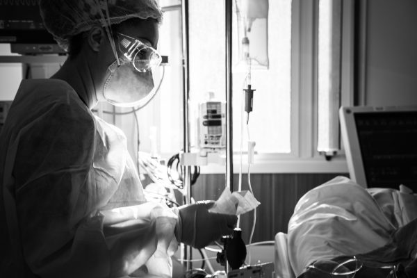 [:pt]atendimento da equipe de saúde da UTI à paciente Maria Aparecida de Araújo (27.06.1957), 63 anos. Data de admissão no hospital 20.05.2020. Luciana Severo Brandão é enfermeira e faz os procedimentos.[:]